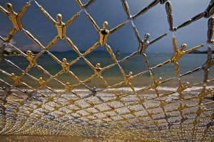 Do Ho Suh, Net-Work, 2010, gold and chrome plating with polyurethane coating on ABS plastic, nylon fishing net dimensions variable © Do Ho Suh